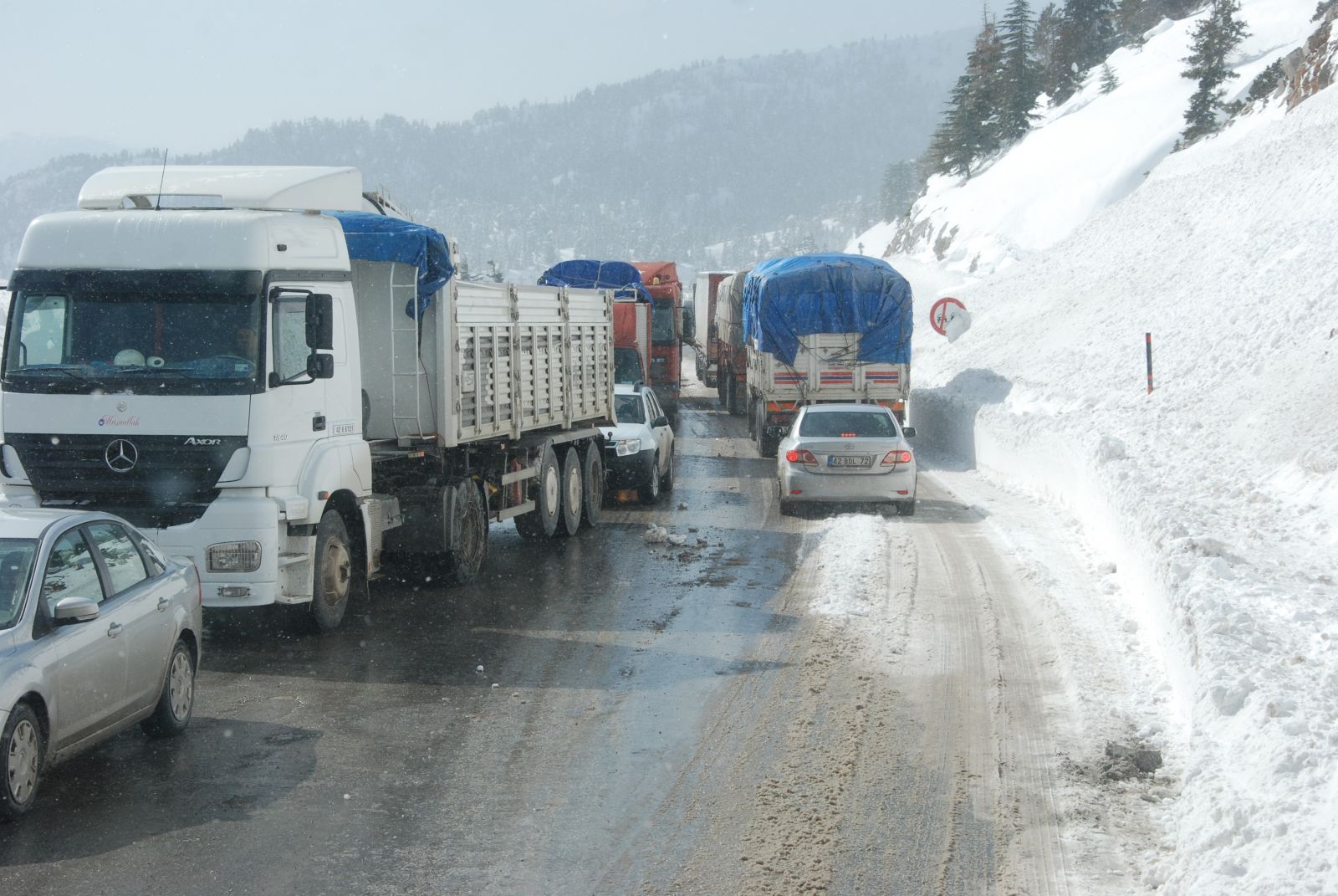 Antalya'nın İç Anadolu'yla bağlantısı kesildi! 70 santim kar var
